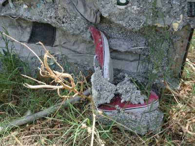 Sono tutte fatte di cemento grezzo, arricchito per� con installazioni di vere scarpe...